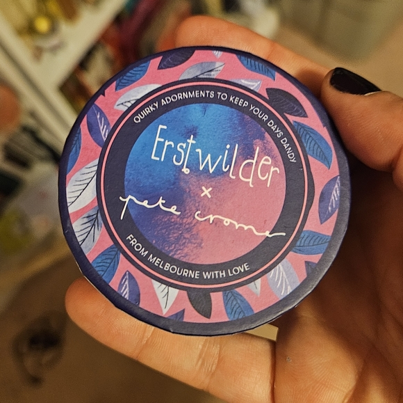 Pete Cromer x Erstwilder Masterful Meerkat mini brooch - Picture 3 of 3